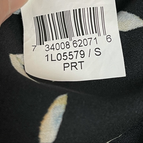 Karen Kane Seagull Print Blouse. Size S - Picture 9 of 13